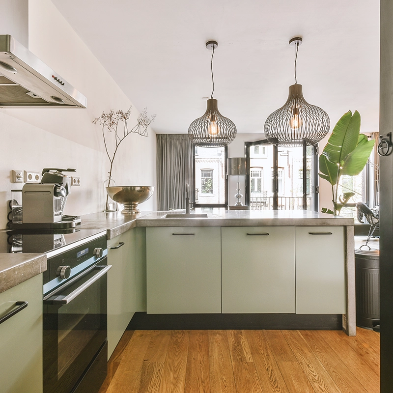 Cocina reformada con muebles en color verde agua.