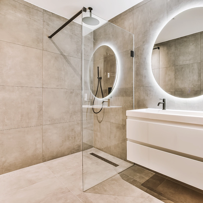 Reforma de baño después de quitar la bañera por la ducha.