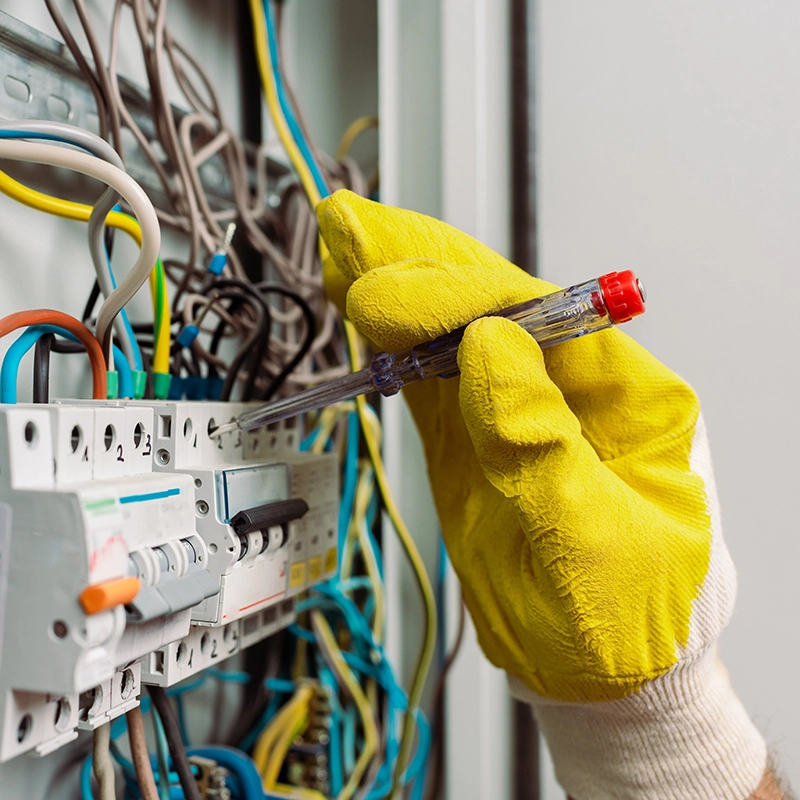 Electricista trabajando en un cuadro de luz.