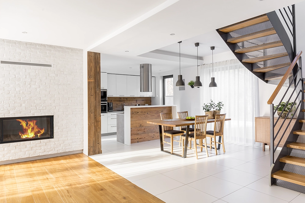 Cocina americana moderna con chimenea en el salón.